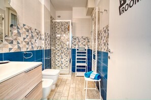 Shower, bidet, towels, shampoo