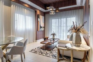 Una Smart TV, una chimenea