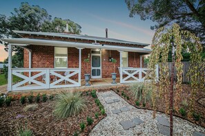 Exterior - The Lazy Lock-Up (Chiltern)