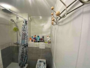 Dusche, Haartrockner, Handtücher