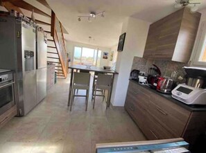 Microwave, oven, dishwasher, cookware/dishes/utensils