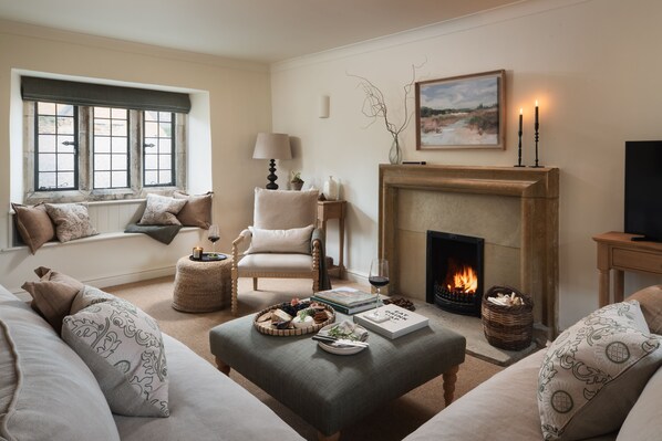 Smart TV, fireplace