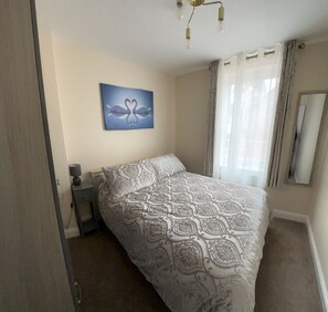 2 عدّة غرف نوم ومكواة/لوح كي وواي فاي مجانًا وملاءات أسرّة