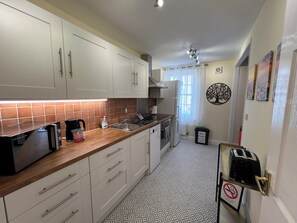 ثلاجة، ميكروويف، فرن، موقد طهي مسطح