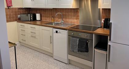 Glastonbury High Street Sanctuary- 2 Bedroom, Sleeps 4