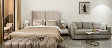 1 soveværelse, pengeskab på værelset, strygejern/strygebræt