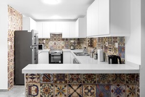 Kühlschrank, Mikrowelle, Ofen, Herdplatte