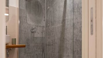 Quarto standard | Banheiro | Chuveiro, chuveiro com efeito de chuva, secador de cabelo, bidê
