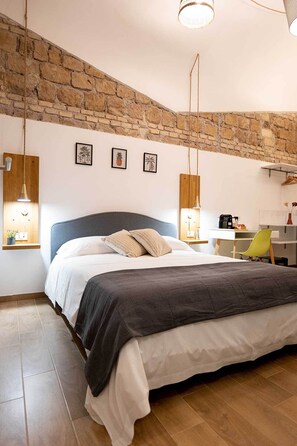 Dreibettzimmer | Daunenbettdecken, Zimmersafe, Schreibtisch