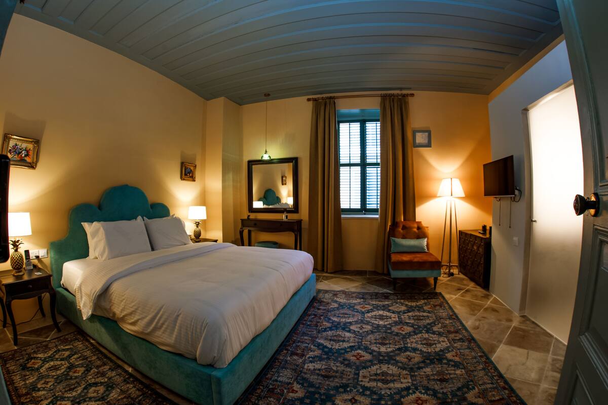 Suite | Blackout drapes, WiFi (free), individually decorated