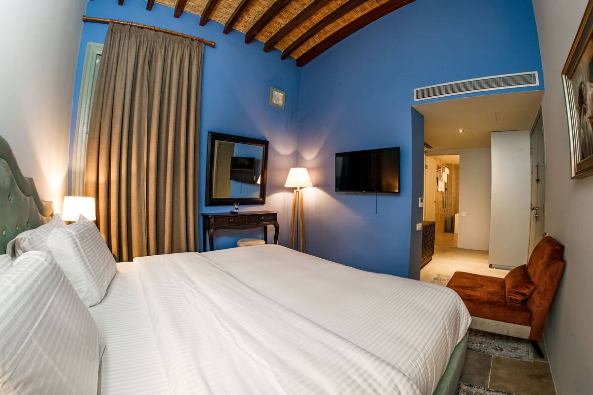 Suite | Blackout drapes, WiFi (free), individually decorated