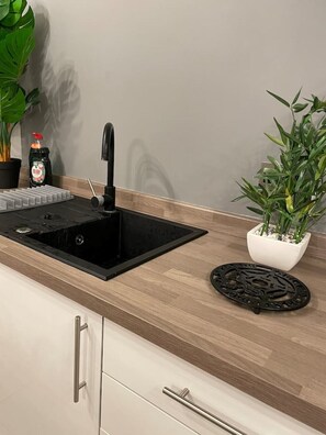 Kjøleskap, mikrobølgeovn, ovn og kokeplater