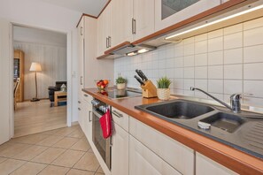 Réfrigérateur, four, plaque de cuisson, cafetière/bouilloire