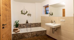 Shower, hair dryer, towels, soap - Vacation apartment Rosenheim (Rosenheim)