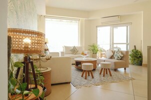 Akash with Ganga View, Balcony and Sit Out | Área de estar | TV LED