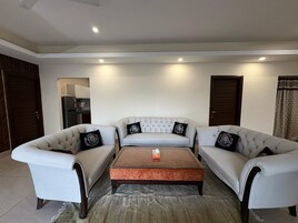 Apartamento superluxo | Área de estar | TV LED