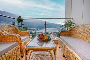 Akash with Ganga View, Balcony and Sit Out | Útsýni af svölum