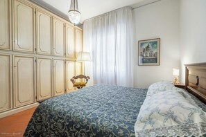 1 chambre, coffres-forts dans les chambres, fer et planche à repasser