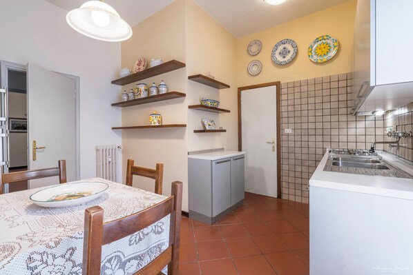 Four, plaque de cuisson, lave-vaisselle, cafetière/bouilloire