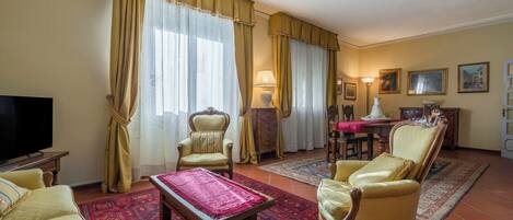 Een televisie en boeken