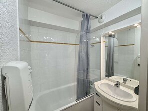Bathroom - Charming 1BR in Flumet, pool and parking, 4 ppl (Flumet)