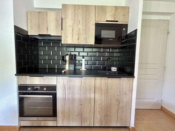 Geladeira, micro-ondas, fogão, cooktop