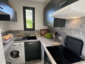 Jääkaappi, mikroaaltouuni, liesi, astianpesukone