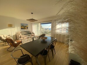 TV - Renovated apartment 85m2, terrace, parking, beachfront (Royan)