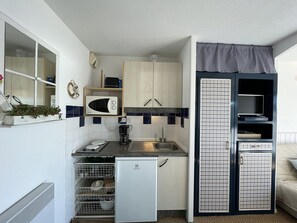 Réfrigérateur, micro-ondes, plaque de cuisson, cafetière/bouilloire