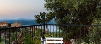 Villa Alysso, fully equipped, modern with shared pool & sea and mountain view