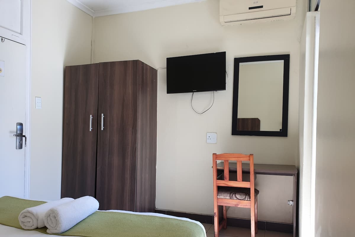 Habitación doble estándar | Ropa de cama de alta calidad, escritorio, wifi gratis y ropa de cama
