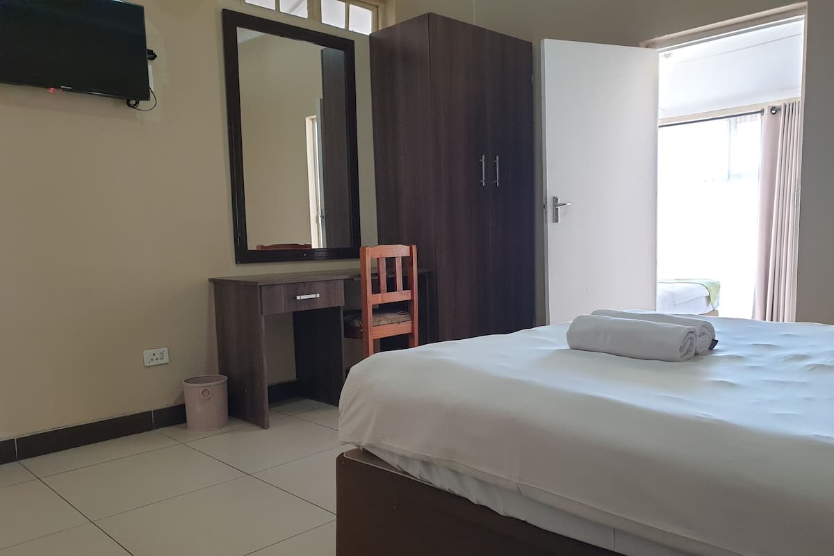 Habitación familiar | Ropa de cama de alta calidad, escritorio, wifi gratis y ropa de cama