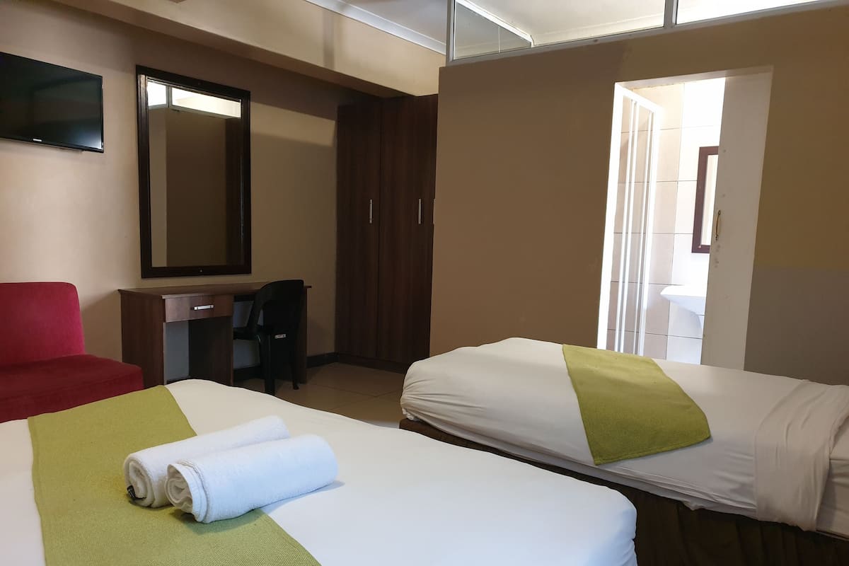 Habitación triple | Ropa de cama de alta calidad, escritorio, wifi gratis y ropa de cama