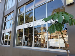 Um edifício moderno com janelas amplas e uma placa com a inscrição 
