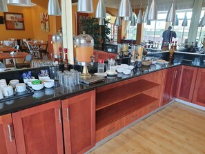 Daily English breakfast for a fee - hotel cube (Durban)