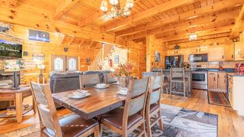 Comfort-Ferienhütte, 2 Schlafzimmer, Nichtraucher, Whirlpool | Essbereich im Zimmer