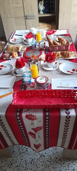 Tägliches inbegriffenes kontinentales Frühstück