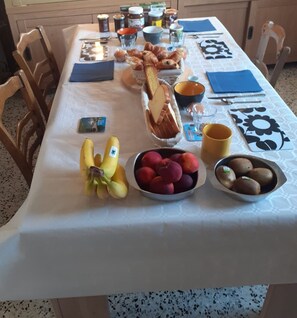 Tägliches inbegriffenes kontinentales Frühstück