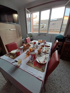 Tägliches inbegriffenes kontinentales Frühstück