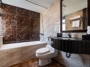 Articles de toilette de luxe, sèche-cheveux, peignoirs, chaussons