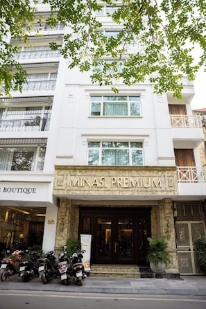 Vista frontal de la propiedad