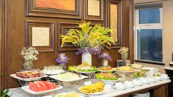 Free daily buffet breakfast