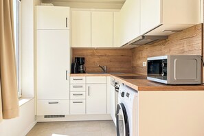 ثلاجة، ميكروويف، فرن، موقد طهي مسطح