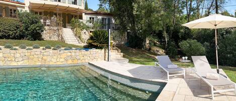 Una piscina al aire libre