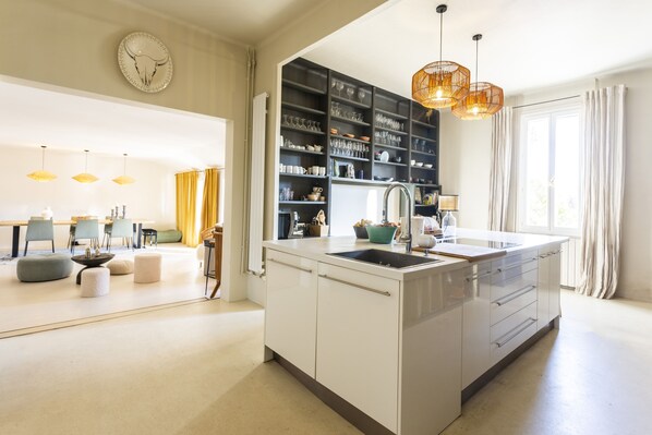 ثلاجة، ميكروويف، فرن، موقد طهي مسطح