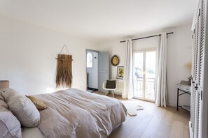 5 chambres, bureau, fer et planche à repasser, lit parapluie