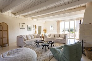 TV connectée, cheminée, livres, chaîne hi-fi