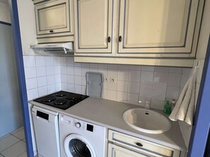 Kühlschrank, Mikrowelle, Herdplatte, Geschirrspüler