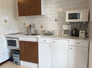 Frigorifero, microonde, forno, piano cottura