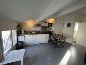 Réfrigérateur, micro-ondes, plaque de cuisson, lave-vaisselle